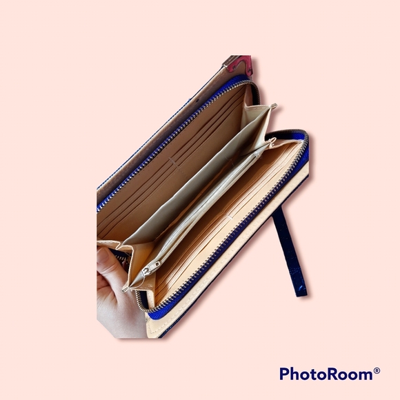 Micheal Kors Wristlet - Picture 3 of 4